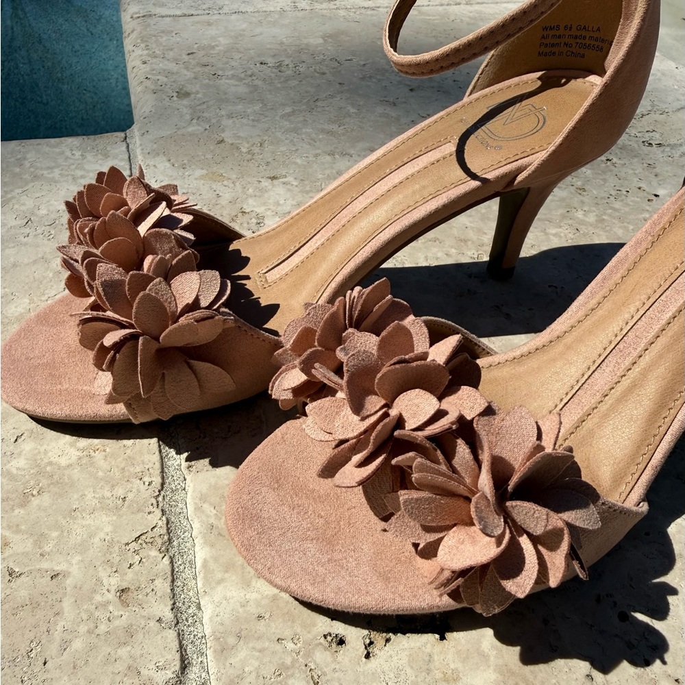 Elegant Floral Women's Sandals in Pink - Picture 7 of 16